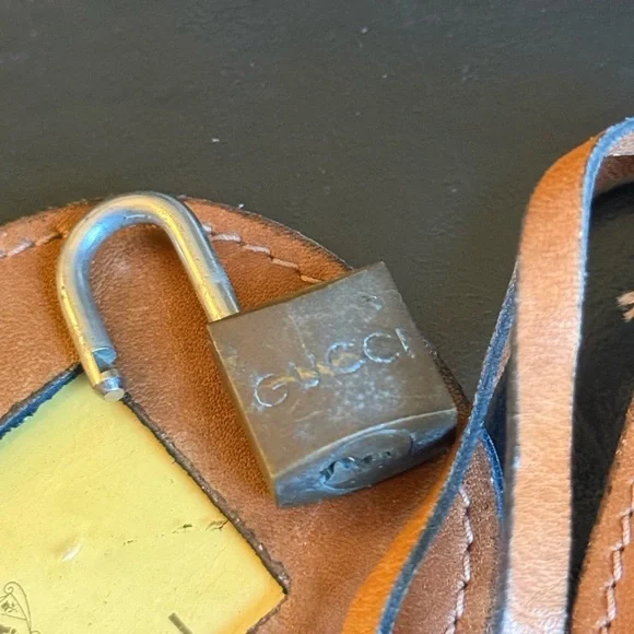 Vintage Gucci luggage tag and lock/key - Picture 2 of 4